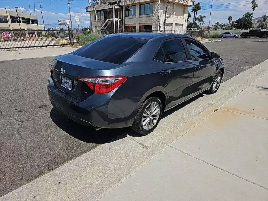 2015 Toyota Corolla LE Plus photo 1