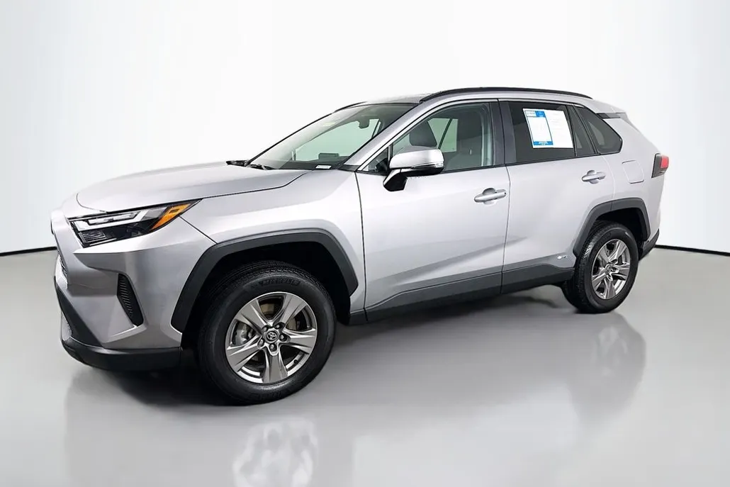 2024 Toyota RAV4 Hybrid XLE photo 1