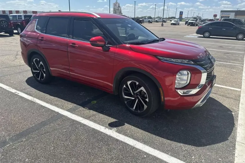 2022 Mitsubishi Outlander SEL photo 1
