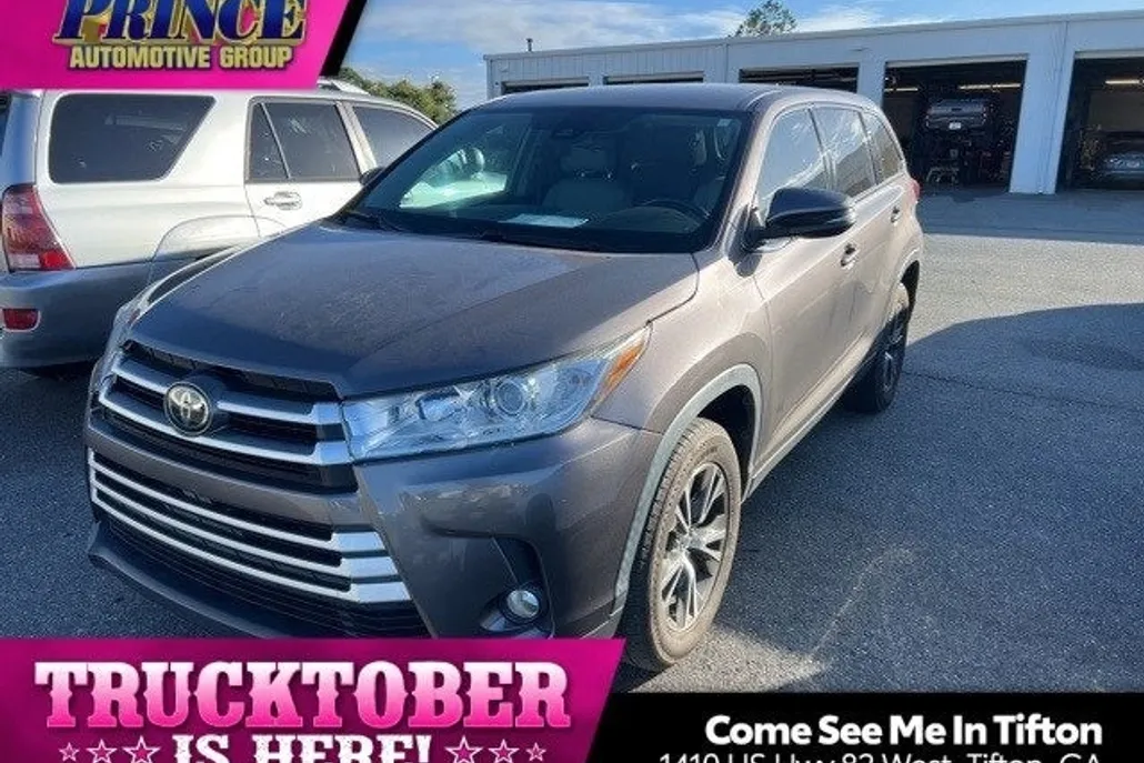 2019 Toyota Highlander LE photo 1