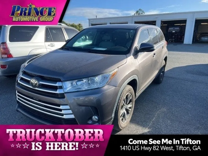 2019 Toyota Highlander LE photo 1
