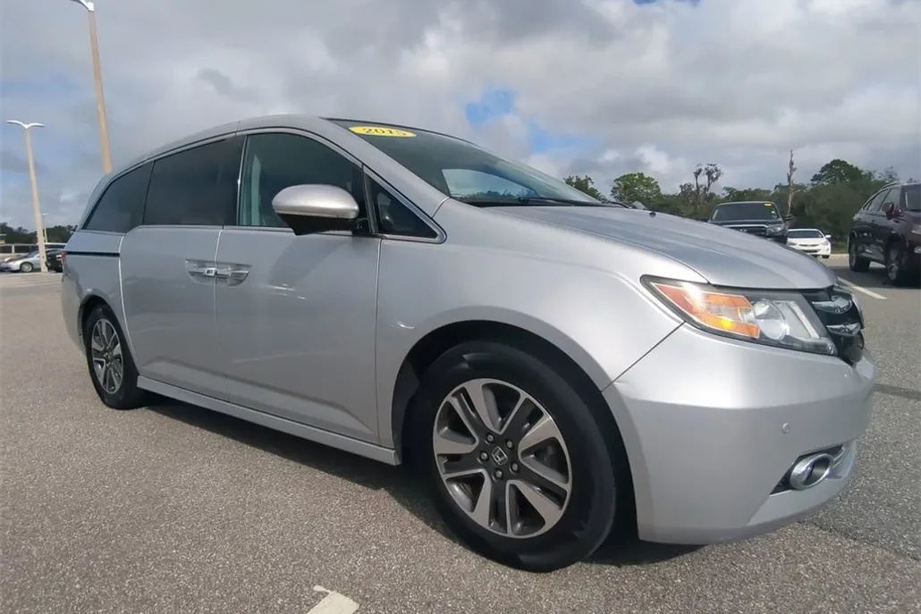 2015 Honda Odyssey Touring photo 1