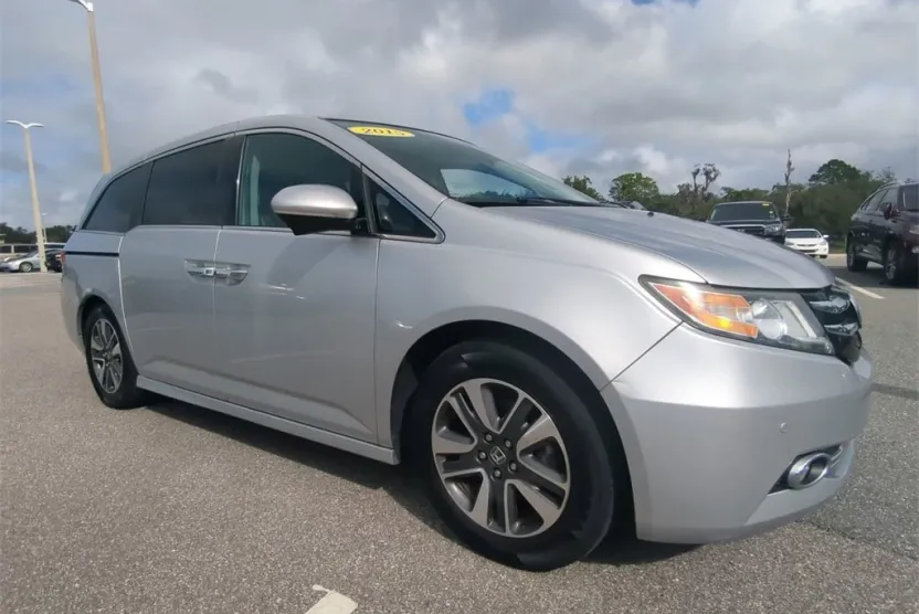 2015 Honda Odyssey Touring photo 1