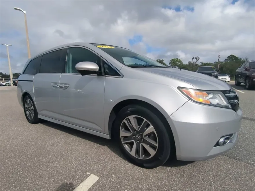 2015 Honda Odyssey Touring photo 1