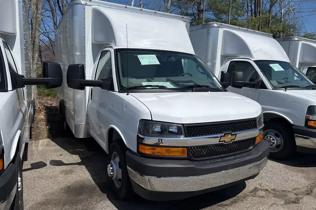 2024 Chevrolet Express Cutaway 3500 photo 1