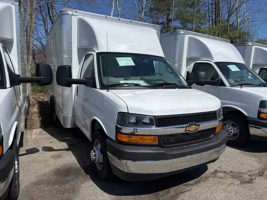 2024 Chevrolet Express Cutaway 3500 photo 1