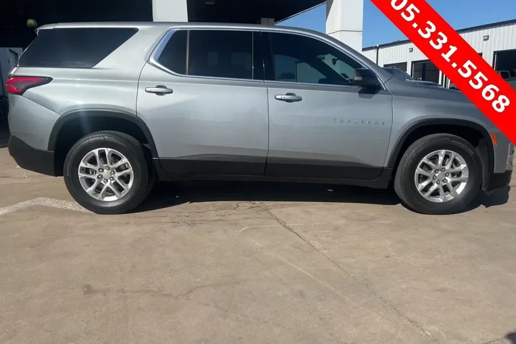 2023 Chevrolet Traverse LS photo 1