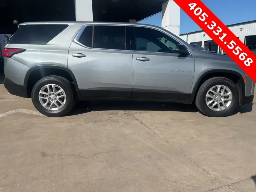 2023 Chevrolet Traverse LS photo 1