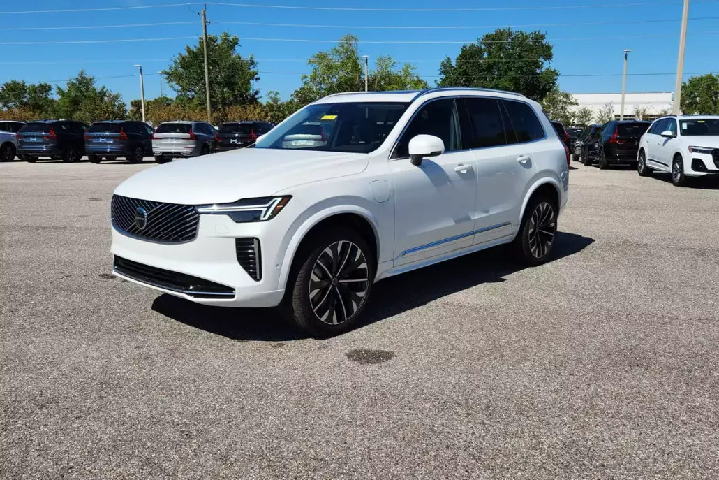 2025 Volvo XC90 T8 Plus photo 1