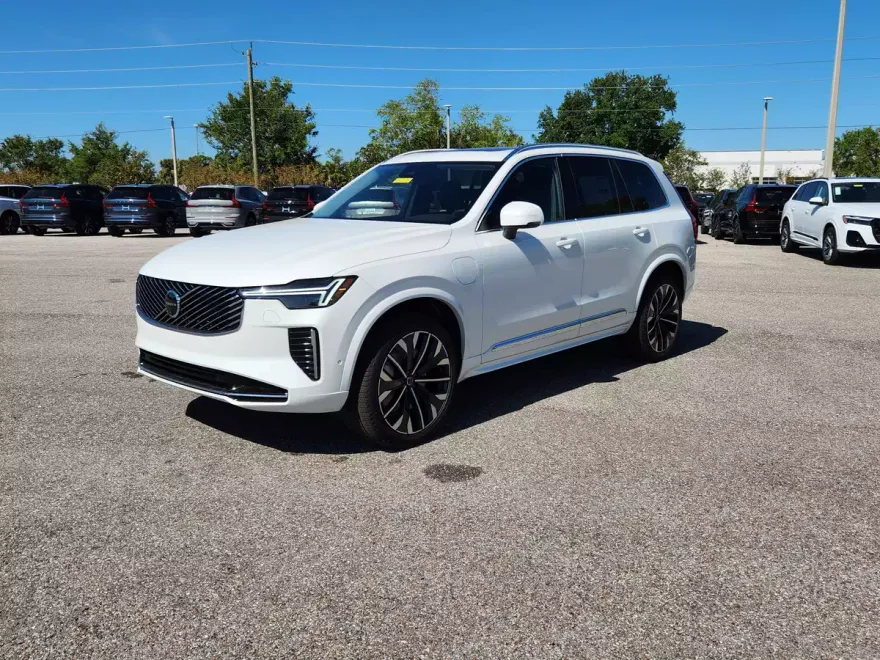 2025 Volvo XC90 T8 Plus photo 1