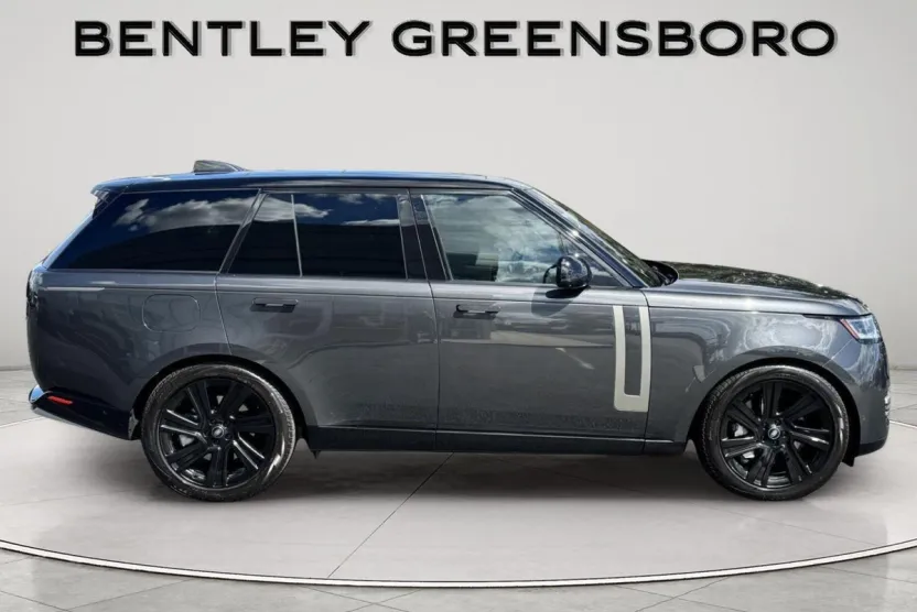 2023 Land Rover Range Rover SE photo 1