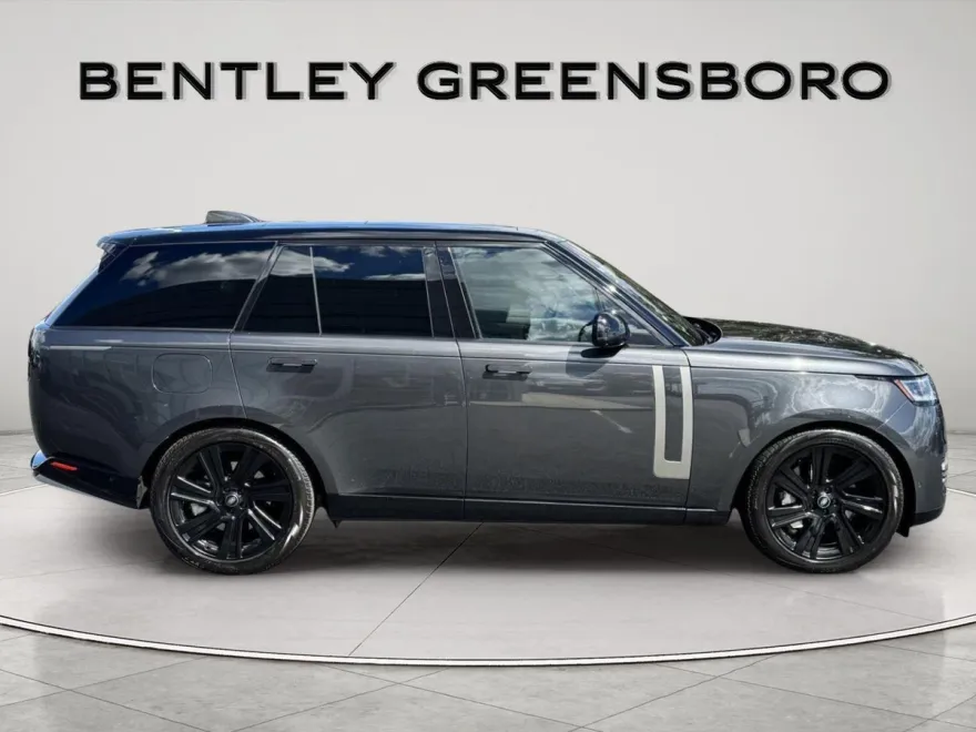 2023 Land Rover Range Rover SE photo 1
