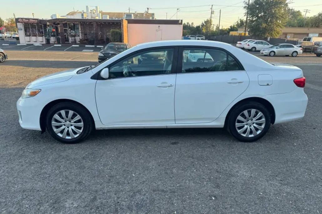 2013 Toyota Corolla LE photo 1