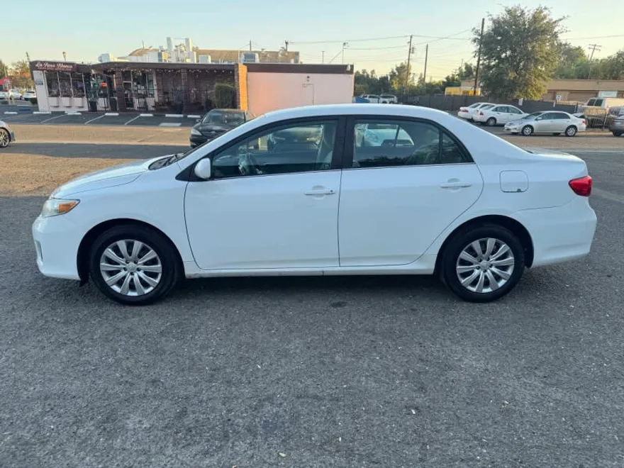 2013 Toyota Corolla LE photo 1