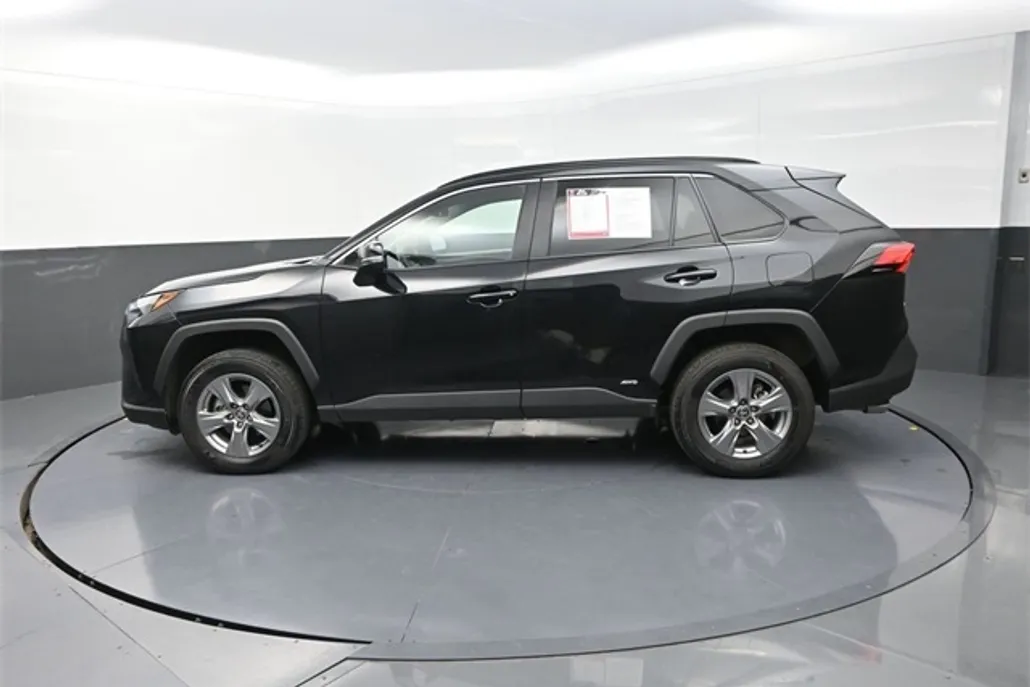 2025 Toyota RAV4 Hybrid XLE photo 1