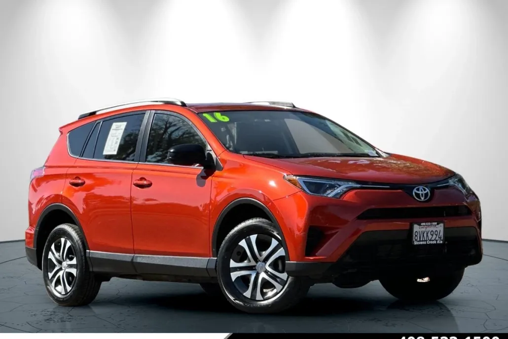 2016 Toyota RAV4 LE photo 1