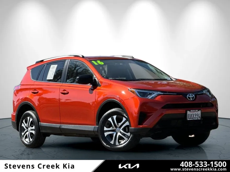 2016 Toyota RAV4 LE photo 1