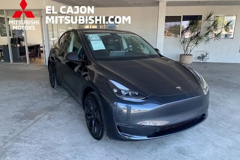 2025 Tesla Model Y Long Range photo 1