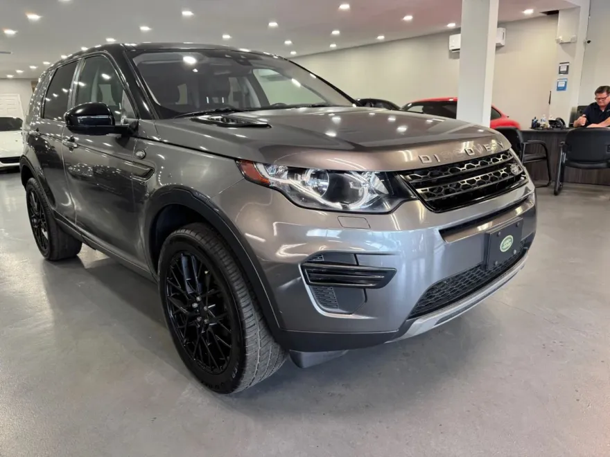 2017 Land Rover Discovery Sport SE photo 1