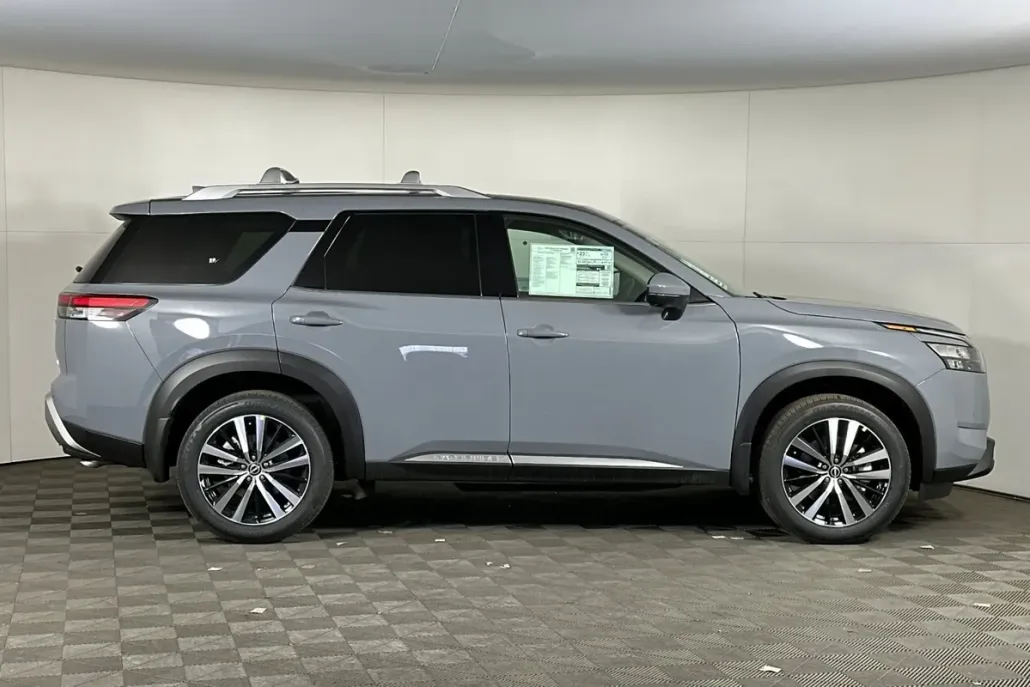 2025 Nissan Pathfinder Platinum photo 1