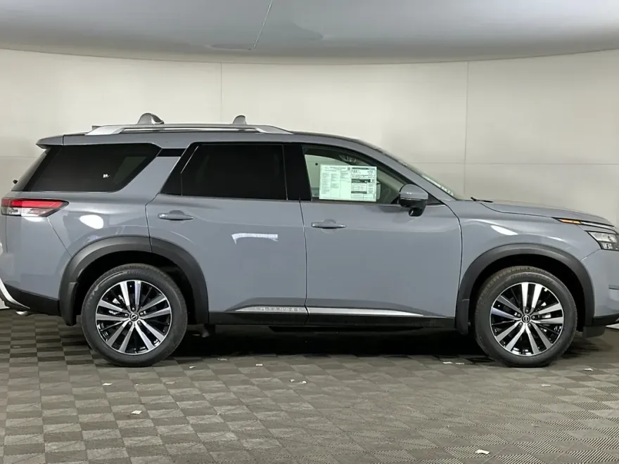 2025 Nissan Pathfinder Platinum photo 1