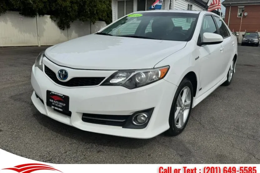 2014 Toyota Camry Hybrid SE photo 1