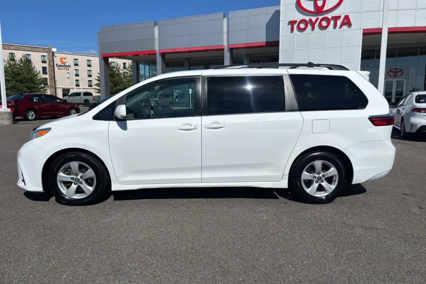 2020 Toyota Sienna LE photo 1