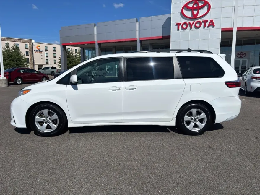 2020 Toyota Sienna LE photo 1