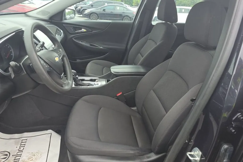 2023 Chevrolet Malibu 1LT photo 1