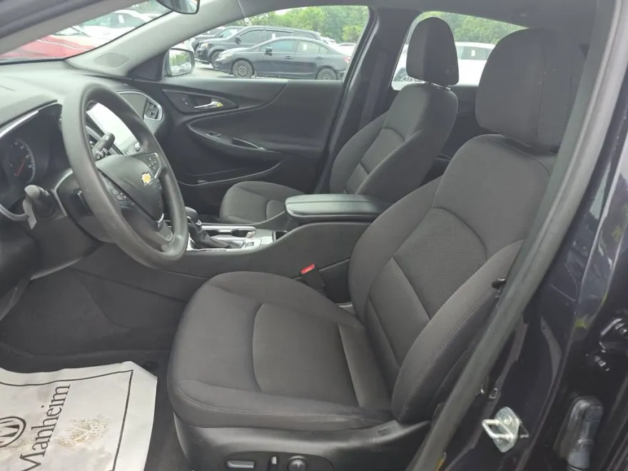 2023 Chevrolet Malibu 1LT photo 1