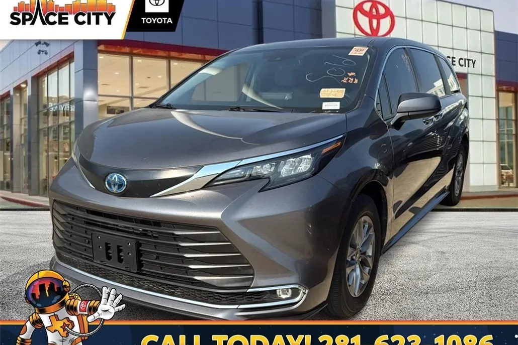 2024 Toyota Sienna XLE photo 1