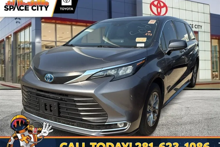 2024 Toyota Sienna XLE photo 1