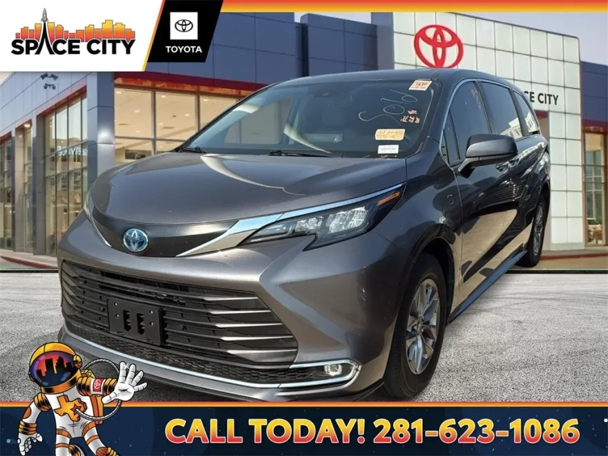 2024 Toyota Sienna XLE photo 1