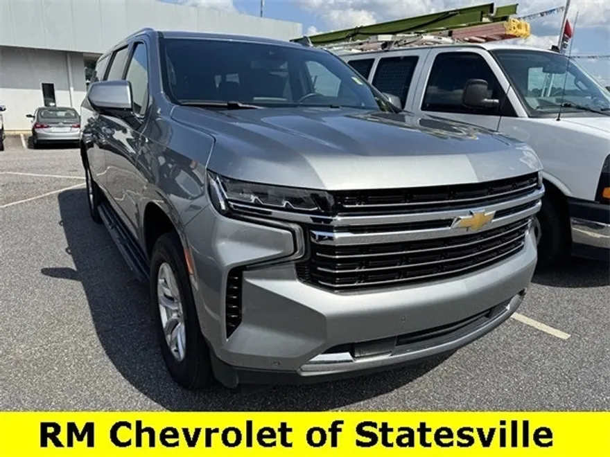 2024 Chevrolet Suburban LT photo 1