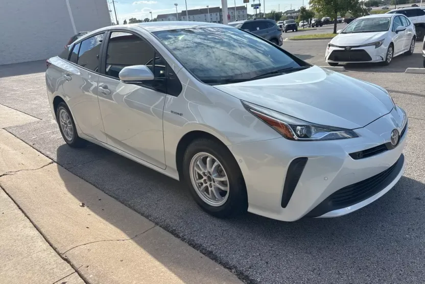 2021 Toyota Prius XLE photo 1