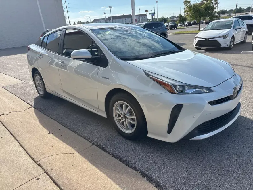 2021 Toyota Prius XLE photo 1
