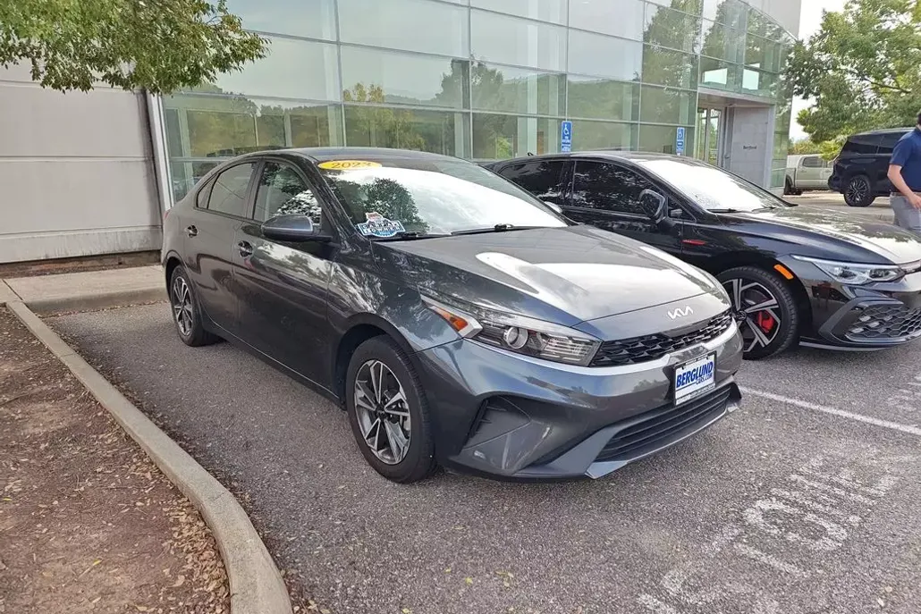 2023 Kia Forte LXS photo 1