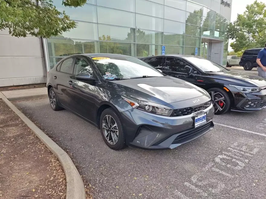 2023 Kia Forte LXS photo 1