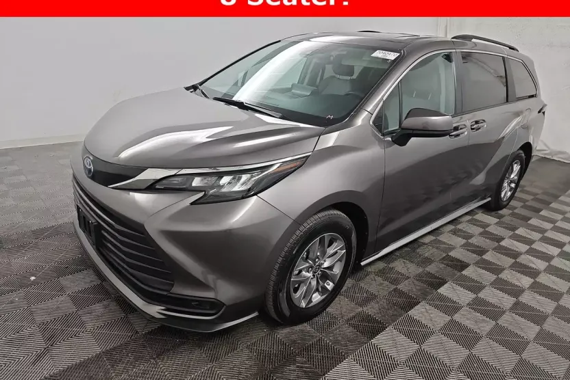 2024 Toyota Sienna LE photo 1
