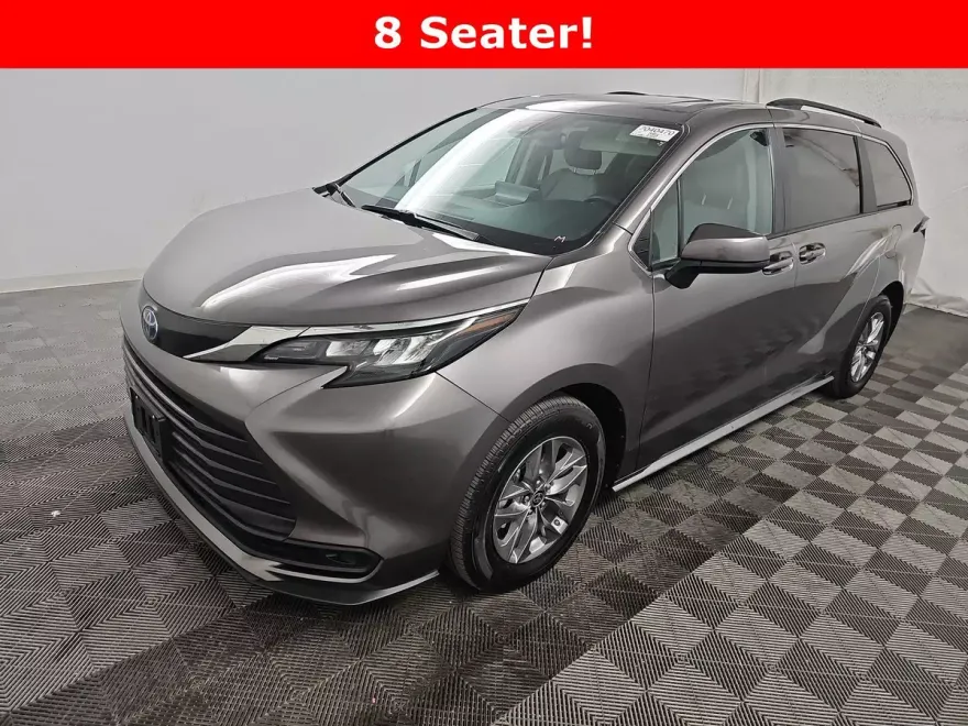 2024 Toyota Sienna LE photo 1