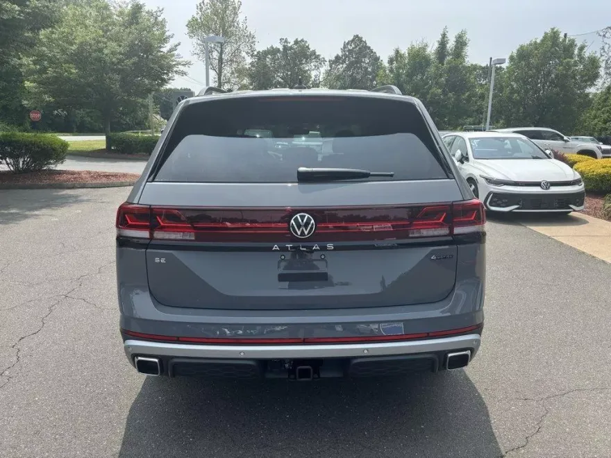 2025 Volkswagen Atlas Peak Edition SE photo 1