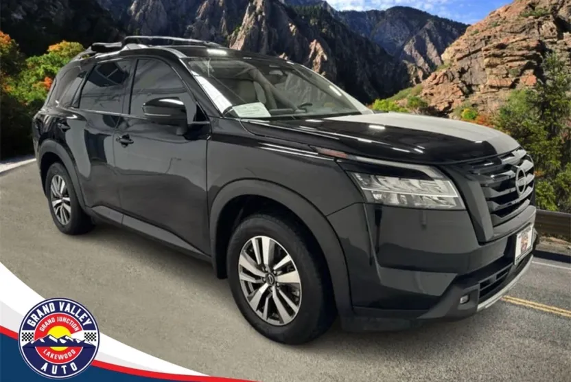 2022 Nissan Pathfinder SL photo 1