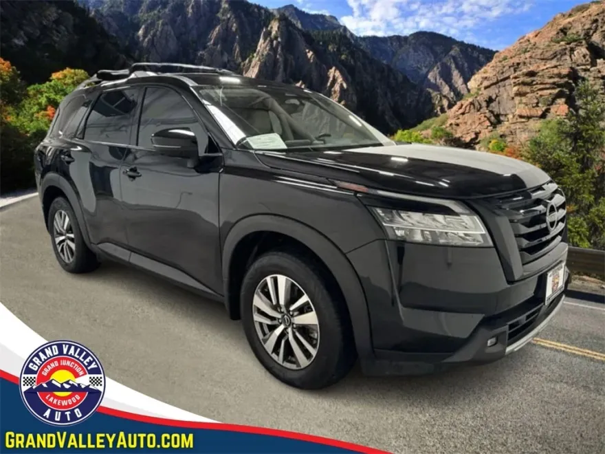 2022 Nissan Pathfinder SL photo 1