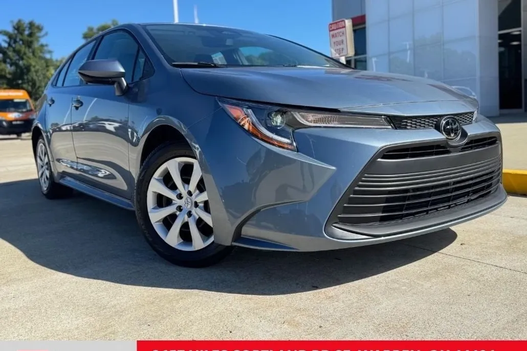 2024 Toyota Corolla LE photo 1