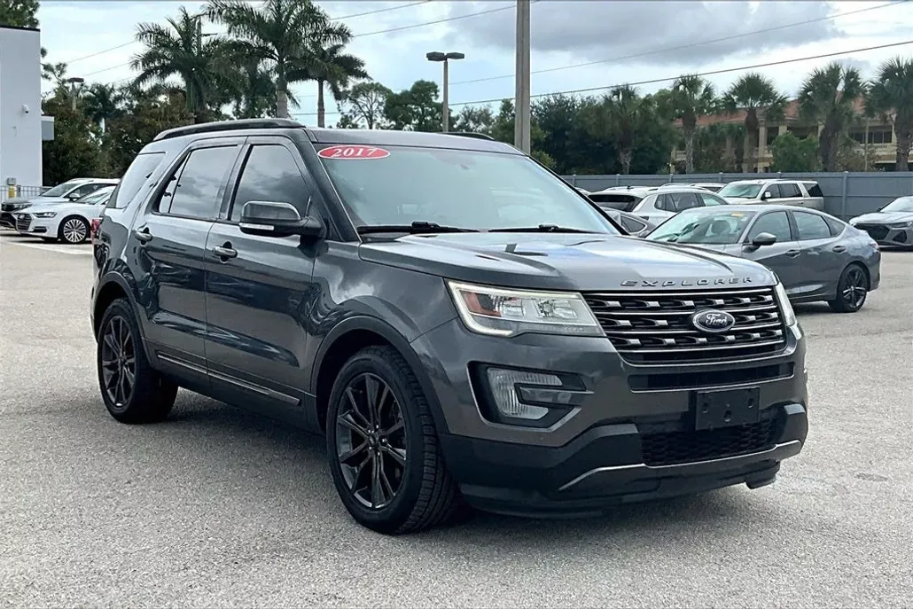 2017 Ford Explorer XLT photo 1