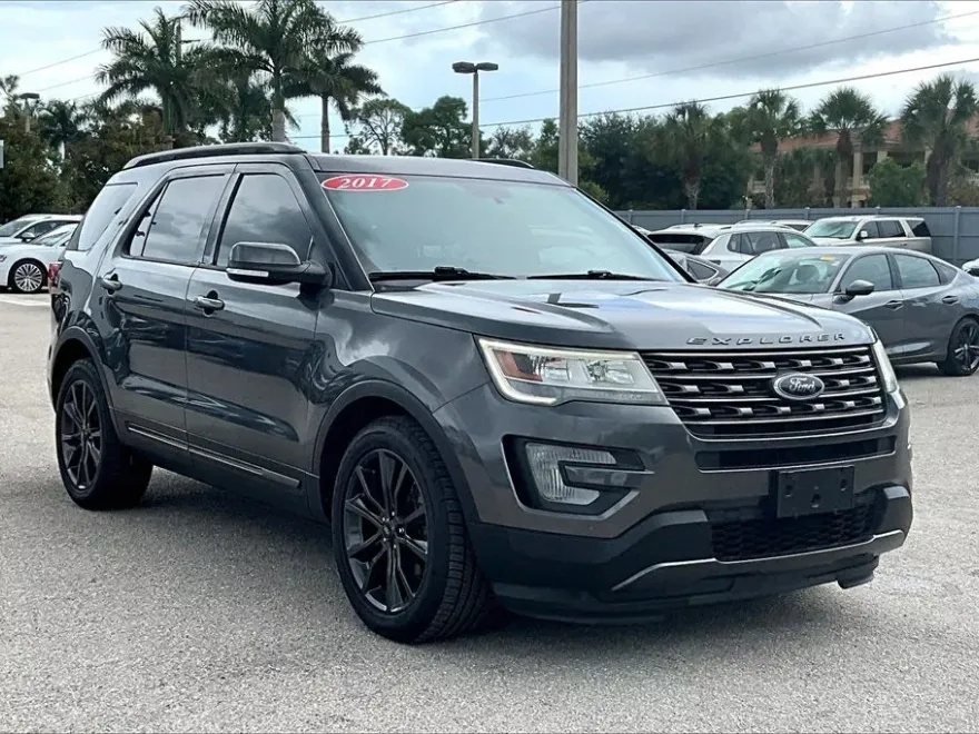2017 Ford Explorer XLT photo 1