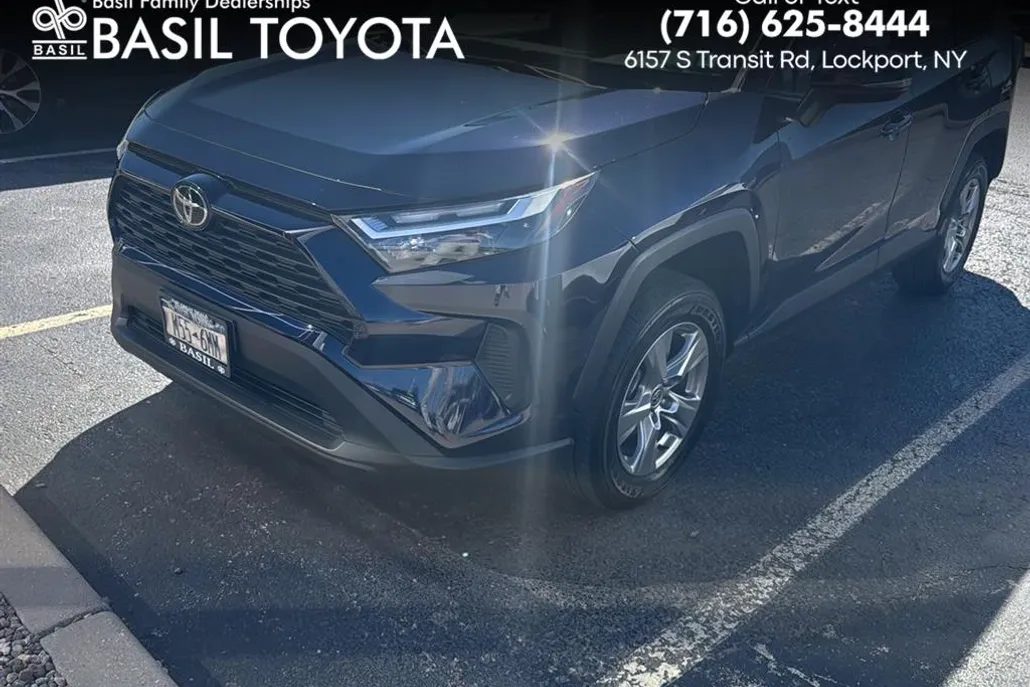 2022 Toyota RAV4 XLE photo 1