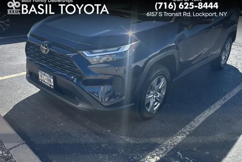 2022 Toyota RAV4 XLE photo 1