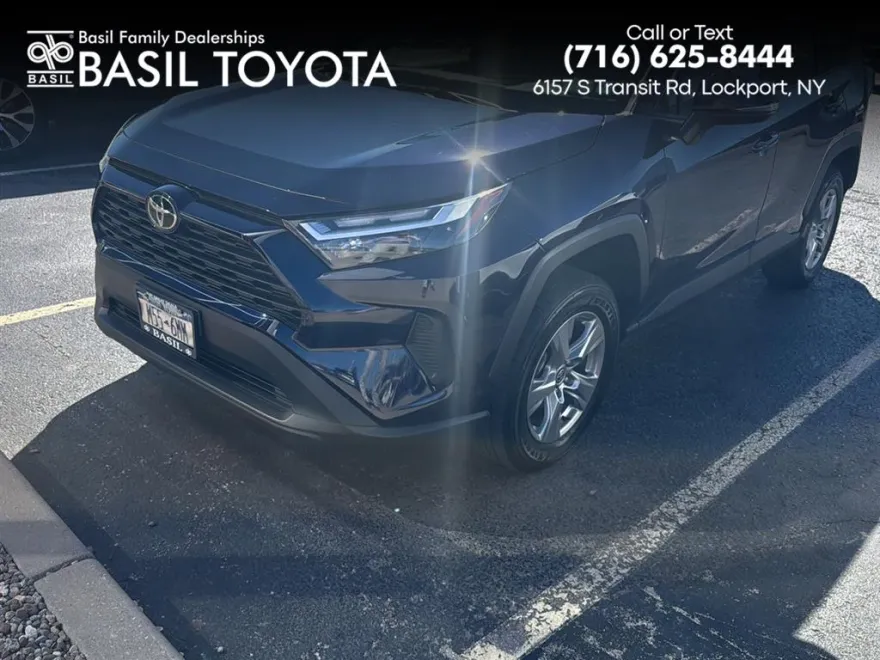 2022 Toyota RAV4 XLE photo 1