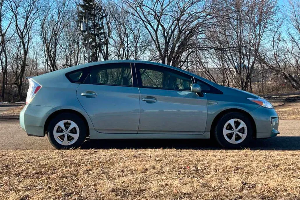 2012 Toyota Prius Three photo 1